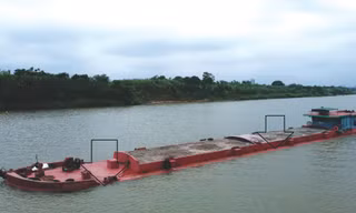 Tàu chở cát BKS NĐ-3521 lưu thông trên sông Đuống qua Hà Nội sáng 8/5 chìm cả mớn đăng kiểm và nước sông ngập sàn boong (mũi tên)