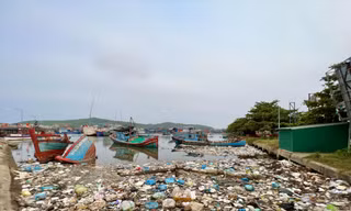 Xác tàu hỏng để lâu cùng với rác thải tràn ngập khiến cảng cá Sa Huỳnh ô nhiễm nặng Ảnh: Nguyễn Ngọc 