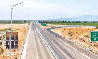 Thủ tướng yêu cầu các bộ ngành, địa phương rà soát, ưu tiên bố trí vốn đầu tư kết nối cao tốc với đường địa phương để tạo không gian phát triển mới. Ảnh cao tốc Bắc – Nam qua Bình Thuận