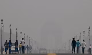 Khói mù ô nhiễm bao phủ dày đặc tại New Delhi, Ấn ĐộẢnh: AFP/TTXVN 