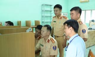 Cán bộ CSGT tập huấn công tác sát hạch bằng lái xe Ảnh: Hương Chi 