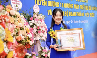 Chu Hoa Bảo Trâm, sinh viên Trường Đại học Ngoại thương nhận danh hiệu Cán bộ Đoàn Thủ đô tiêu biểu năm 2023 