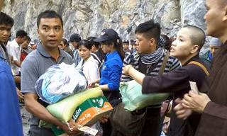 Sát cánh với dân trong hoạn nạn