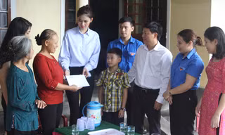 Phó Tổng biên tập báo Tiền Phong, ông Trần Thanh Lâm và Á hậu 1 Ngô Thanh Thanh Tú trao quà cho học sinh nghèo bị bệnh tại xã Kỳ Thượng, Kỳ Anh.