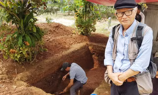 Nhà nghiên cứu Nguyễn Đắc Xuân bên hố khảo cổ của Viện Khảo cổ học đang tiến hành tìm dấu tích triều Tây Sơn và lăng mộ vua Quang Trung tại gò Dương Xuân, phường Trường An, TP Huế ngày 9/10/2016.