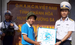 Phóng viên báo Tiền Phong trao quà của CLB Tuổi trẻ vì biển đảo quê hương, Trung tâm tình nguyện quốc gia cho đảo Đá Nam.