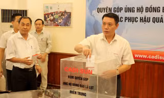 Lãnh đạo Công ty CADI-SUN quyên góp ủng hộ đồng bào bị ảnh hưởng của lũ lụt ở miền Trung.