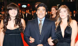 'Cậu bé vàng' Maradona lên Facebook chửi… con