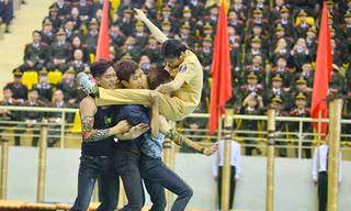 Lương Thị Hoài Thương từng bất ngờ nổi tiếng bởi thế võ bay người kẹp cổ 3 nam thanh niên. Ảnh: Giang Huy.