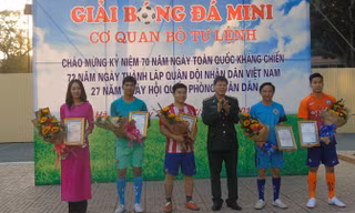 Chiến sĩ biên phòng thi tài đá bóng
