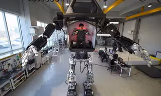Con robot vẫn hơi chuệnh choạng khi đi. Ảnh: Phys.Org.
