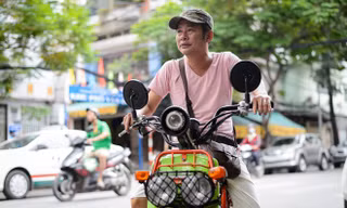 Tấn Beo sống bình dị, thân thiện nên người bán vé số cũng thân thiết với anh. Ảnh: Nguyễn Bá Ngọc.