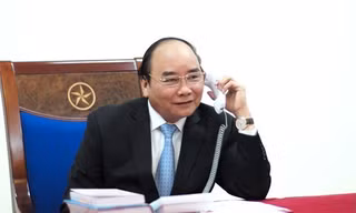 Thủ tướng Nguyễn Xuân Phúc điện đàm với Tổng thống đắc cử Donald Trump. Ảnh: VGP