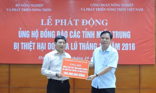 Thay mặt Bộ NN&PTNT, Bộ trưởng Nguyễn Xuân Cường đã trao số tiền ủng hộ đồng bào miền Trung bị lũ lụt 200 triệu đồng qua đại diện Uỷ ban Trung ương MTTQ Việt Nam sáng 18/10.