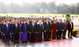 Đoàn đại biểu Quốc hội viếng Chủ tịch Hồ Chí Minh
