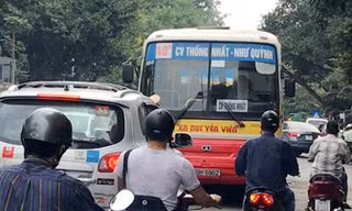 Xe buýt chạy tuyến số 40 lấn làn, bị ô tô con đi đúng chiều “đùn” cho phải đi lùi ngày 23/11.