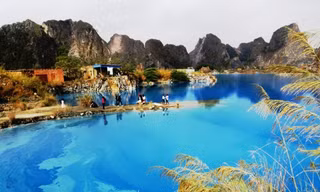 Hồ nước được bao bọc bởi dãy núi đá vôi Trại Sơn.