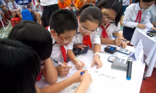 Học sinh tham dự cuộc thi Violympic toán trên mạng.