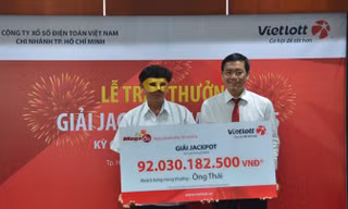 Theo yêu cầu của người trúng thưởng: Vietlott chỉ được công bố tên, địa chỉ tỉnh thành đang cư trú và hình ảnh che mặt người trúng thưởng.