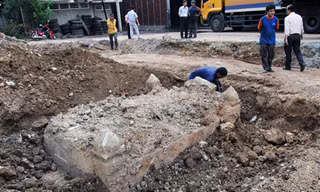 Ngôi mộ cổ được phát hiện khi đào đất làm đường. Ảnh: N.H.G.