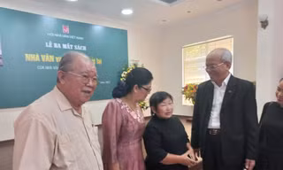 Tác giả Trình Quang Phú (áo khoác đen) giao lưu với bạn bè văn nghệ tại Hội thảo 