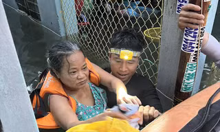 Các thành viên của Đội Xuồng cứu hộ Đà Nẵng dầm nước xuyên đêm để hỗ trợ người dân thoát khỏi nơi ngập, lụt Ảnh: NVCC 