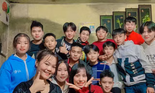 Cô giáo Hoàng Thị Lan Hương (thứ 3 hàng đầu, từ trái qua) luôn hạnh phúc bên học sinh của mình 