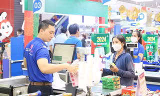 Hàng hóa Tết được các nhà cung ứng chuẩn bị dồi dào Ảnh: Ngô Tùng