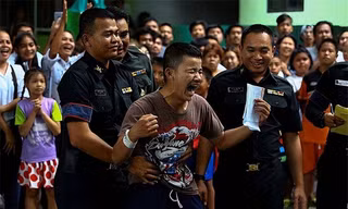 Anh chàng này vui mừng vì rút trúng thăm màu đen