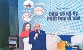 Ông Nguyễn Phi Dũng giới thiệu tờ báo Độc Lập tại cuộc tọa đàm “Chia sẻ ký ức, phát huy giá trị di sản” Ảnh: KIẾN NGHĨA