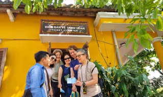 Du khách mua vé tham quan phố cổ Hội An 