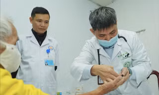 TS Nguyễn Quang Bảy khám cho bệnh nhân