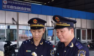 Lực lượng hải quan TPHCM kiểm tra hàng hóa nhập khẩu ảnh: Hữu Huy