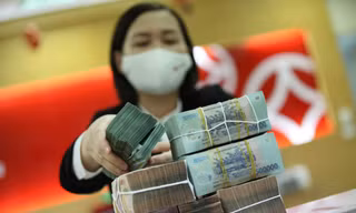 Chứng khoán tăng 100 điểm, cổ đông lớn liên tục chốt lời