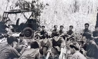 Ban chỉ huy Trung đoàn 66 đang xem tấm bản đồ do nhà báo Đinh Quang Thành tặng, để nghiên cứu đường đi trong nội thành Sài Gòn và tới Dinh Độc Lập