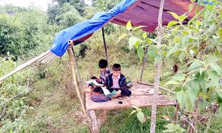 Xồng Bá Dần và Xồng A Thành học trực tuyến trên lán dựng tạm ở bản Mường Lống, xã Tri Lễ, huyện Quế Phong, Nghệ An