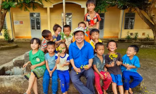 Anh Học và trẻ em ở các thôn, buôn vùng sâu tỉnh Đắk Lắk