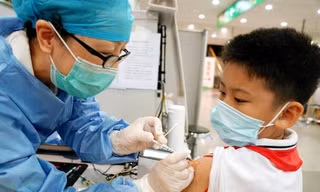 Một học sinh ở Thượng Hải (Trung Quốc) được tiêm vắc xin. Ảnh: Xinhua