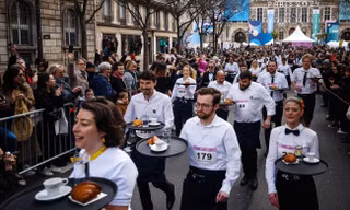 Khoảng 200 người phục vụ đã tham gia Course des Cafés ở Paris 