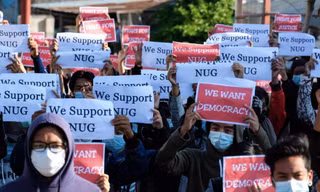 Người biểu tình giương khẩu hiệu ủng hộ NUG, phản đối đảo chính quân sự Ảnh: Getty 