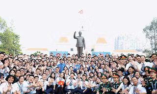 Anh Bùi Quang Huy - Bí thư thứ nhất T.Ư Đoàn và anh Nguyễn Minh Triết - Bí thư T.Ư Đoàn, Chủ tịch Hội SVVN cùng đại biểu Đại hội Thanh niên tiên tiến làm theo lời Bác toàn quốc năm 2025 Ảnh: Ngô Tùng