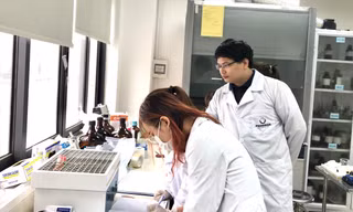 TS Trương Thanh Tùng, Đại học Phenikaa (Hà Nội) hướng dẫn sinh viên nghiên cứu khoa họcẢNH: LƯU TRINH