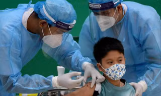 Chuyên gia dịch tễ khuyến cáo cần tiêm đủ liều vắc xin cho trẻ trước năm học mới 