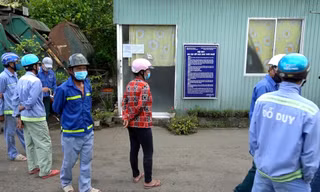 Công nhân đến nhà điều hành trạm trung chuyển rác của Cty ở Khu dân cư Thới Nhựt, phường An Khánh, quận Ninh Kiều để đòi lương