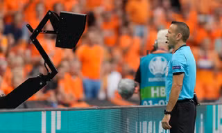 Trọng tài theo dõi màn hình VAR để xác định một pha phạm lỗi 