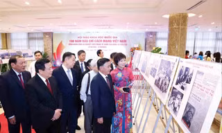 Thường trực Ban Bí thư Trần Cẩm Tú và các đại biểu tham quan triển lãm chuyên đề “Thành tựu 100 năm báo chí cách mạng Việt Nam” Ảnh: PV