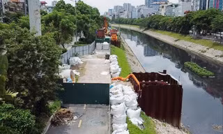 Đường đi bộ và đi xe đạp tập thể dục ven sông Tô Lịch bị đóng để thi công dự án xử lý nước thải Ảnh: Trọng Đảng 