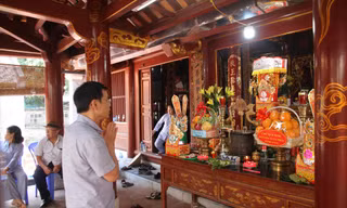 Người dân cúng lễ trước ban thờ và bài vị thần Đồng Cổ