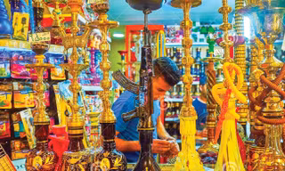 Một cửa hàng shisha ở thành phố cổ Shiraz, Iran