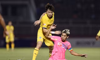Sài Gòn FC (phải) đã không còn là chính mình sau khi “thay máu” gần toàn bộ lực lượng cũ ảnh: Anh Tú 